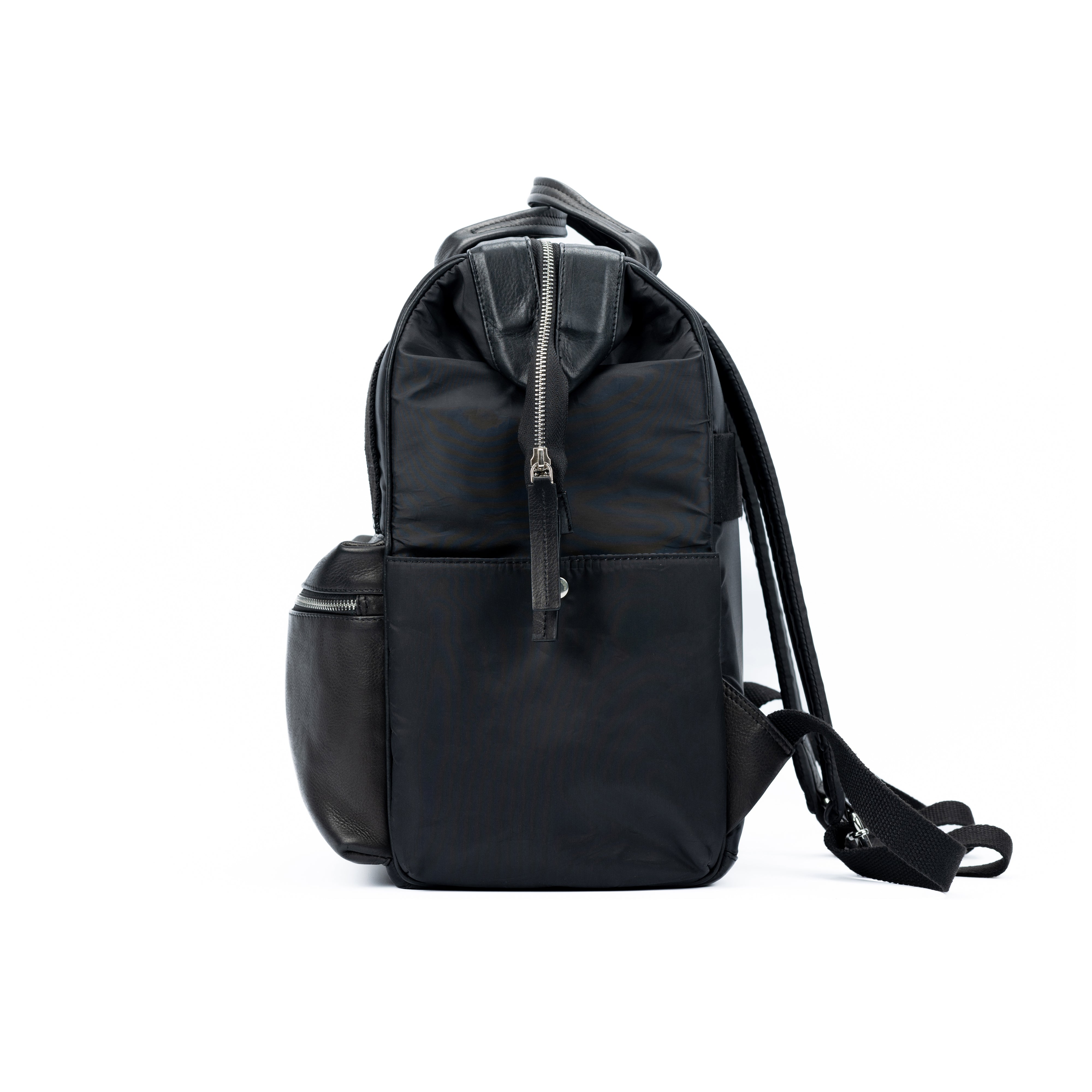 K0037AB | Zaino Idrorepellente in Nylon Waterproof/Vera Pelle pieno fiore con leggera grana - Colore Nero - Accessori Nickel lucido. Dimensioni: cm 27 x 39 x 19 - Confezione: Sacchetto Tnt-3