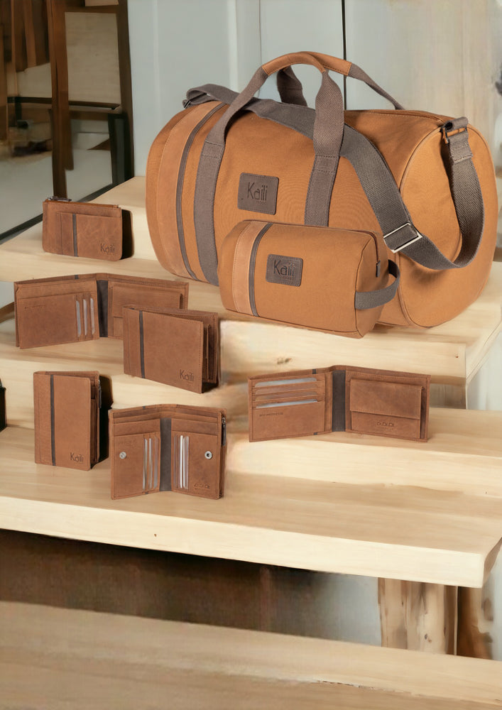 K2005UB | Beauty Case in Canvas 100% Cotone/Vera Pelle pieno fiore, Naked. Colore Cuoio. Maniglia laterale. Chiusura con lampo. Dimensioni: cm 25 x 15 x 17. Confezione: Sacchetto in Tnt-4